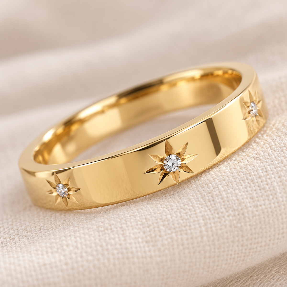 Acercamiento de las estrellas y piedras del anillo Amazonas dorado