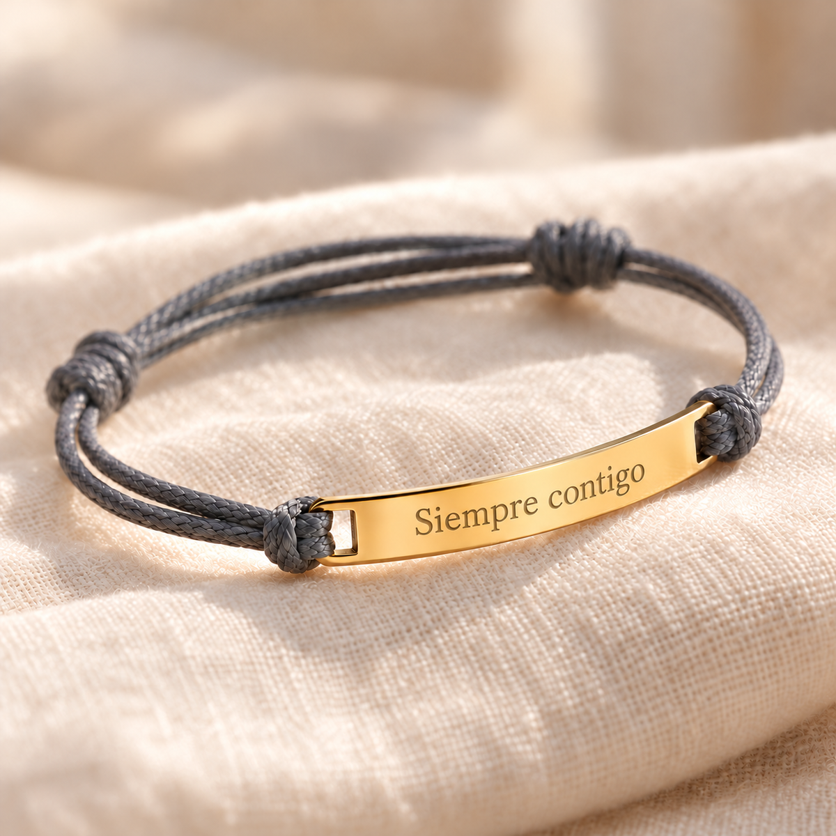 Pulsera Bali dorada con cordón gris y grabado Siempre contigo centrado