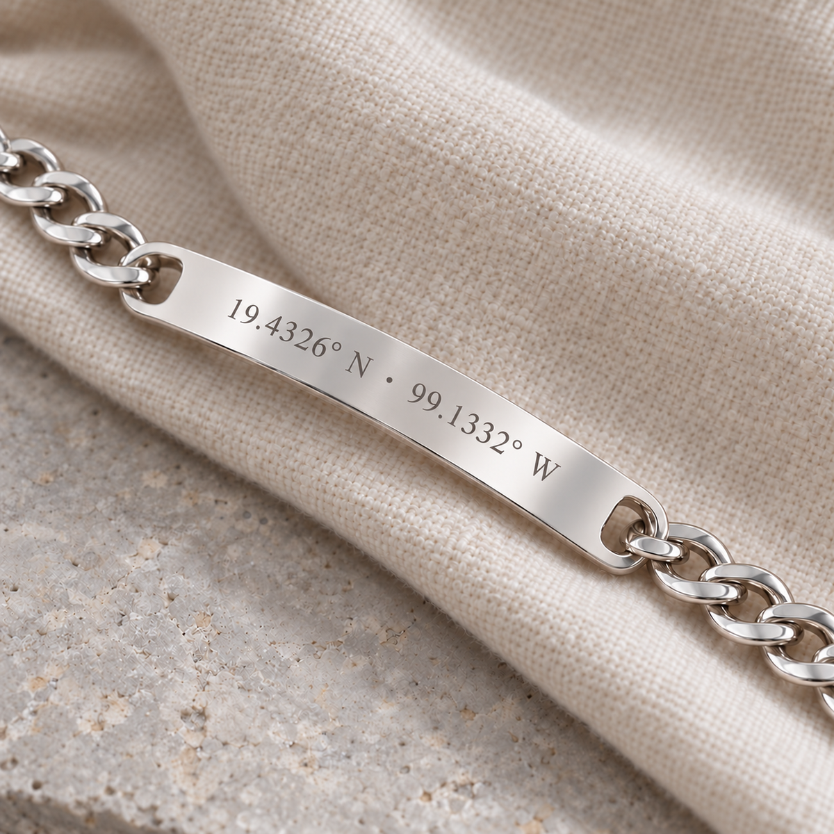 Detalle de coordenadas centradas en la pulsera Santorini plateada