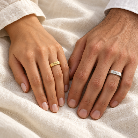 Anillos Olimpo dorado y plateado personalizados puestos en manos