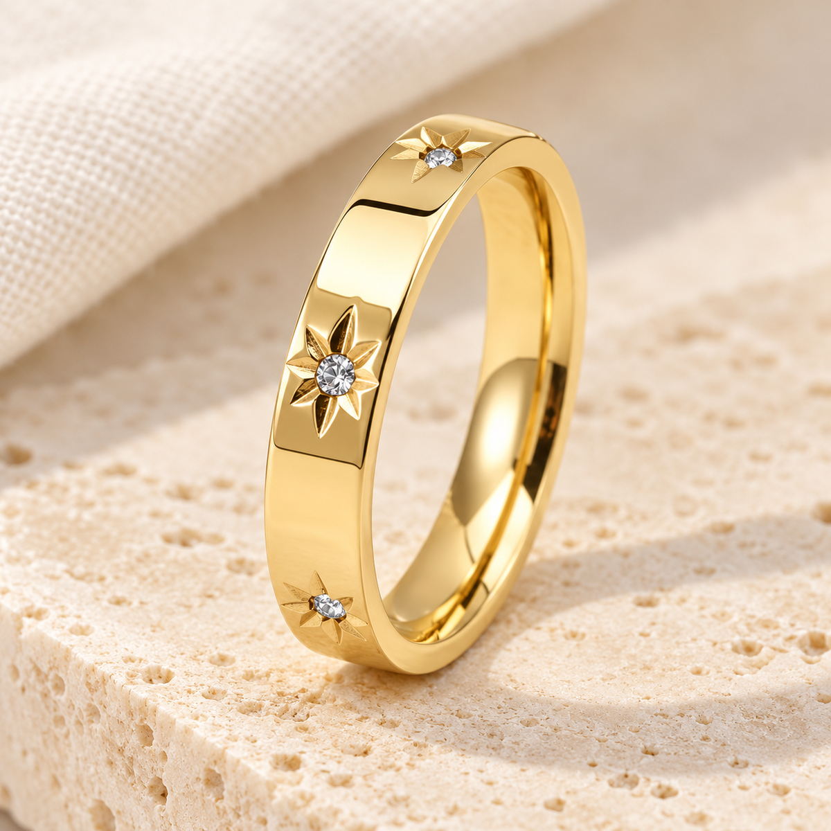 Anillo Amazonas dorado sobre fondo cálido