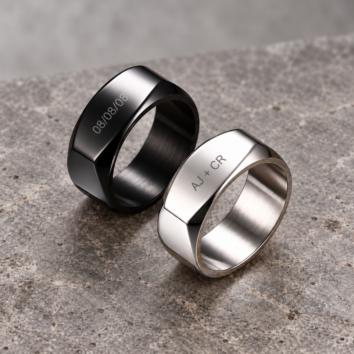 Anillos Everest negro con fecha 08/08/08 y plateado con iniciales AJ + CR
