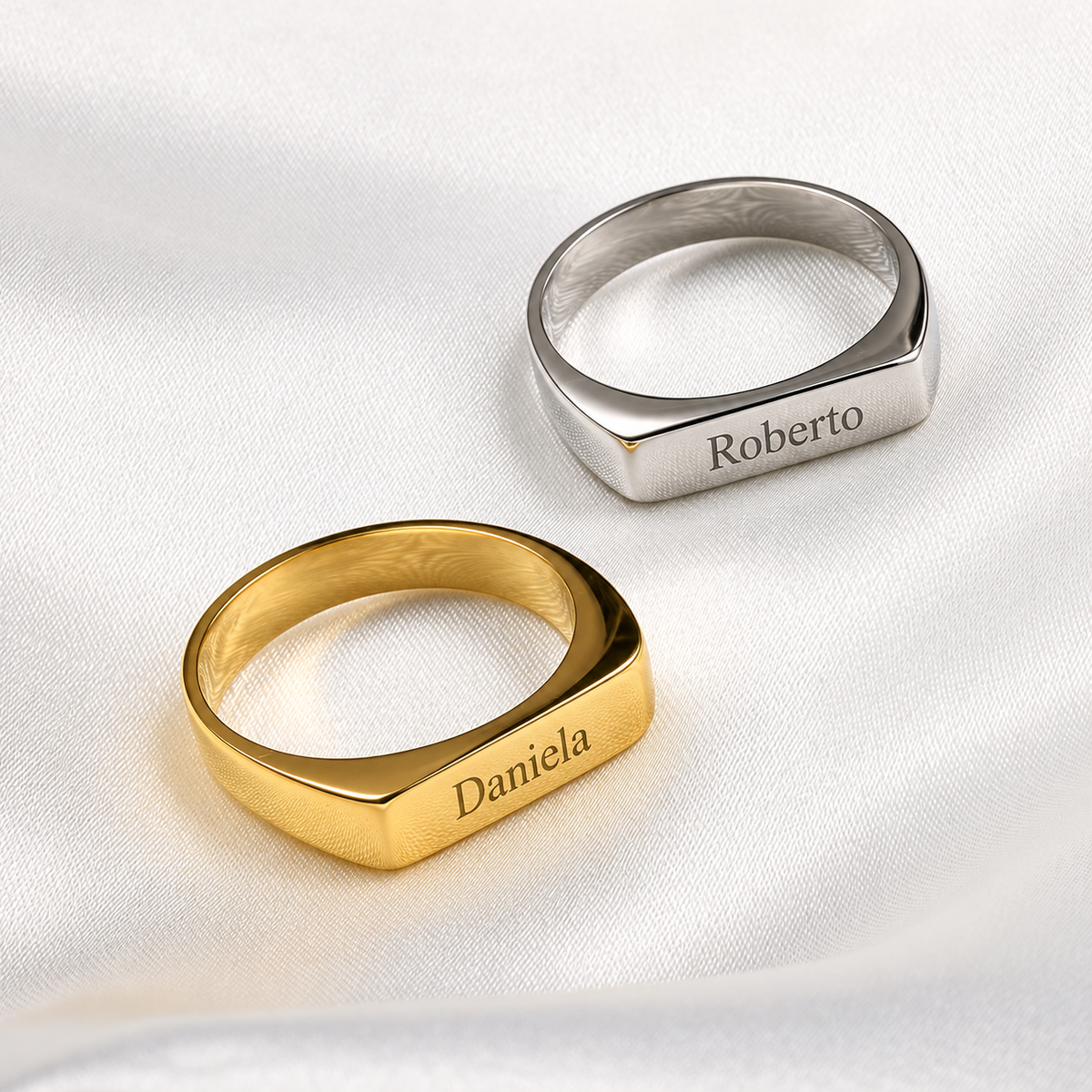 Anillo Olimpo dorado grabado Daniela y plateado grabado Roberto