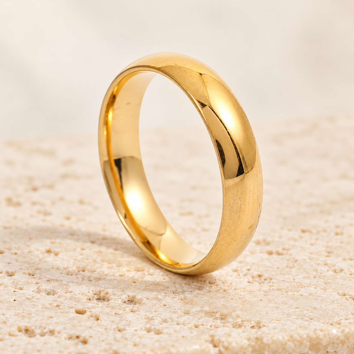 Anillo Sena dorado sin grabado sobre fondo marfil