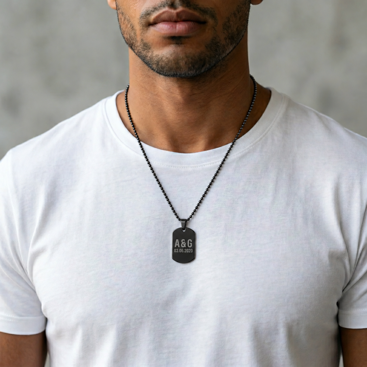 Collar Berlín negro personalizado puesto en un hombre