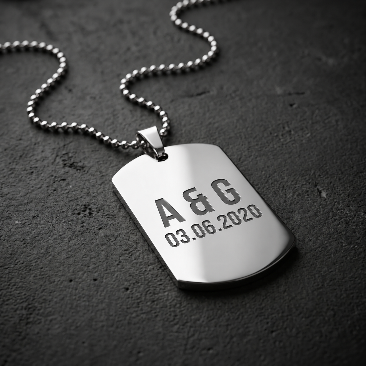 Collar Berlín plateado personalizado con iniciales A & G y fecha