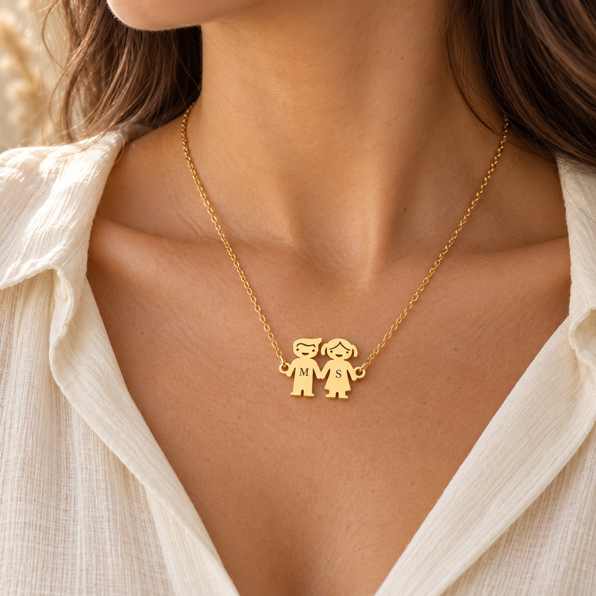 Collar Lucerna dúo dorado con iniciales M y S en el cuello de una mujer