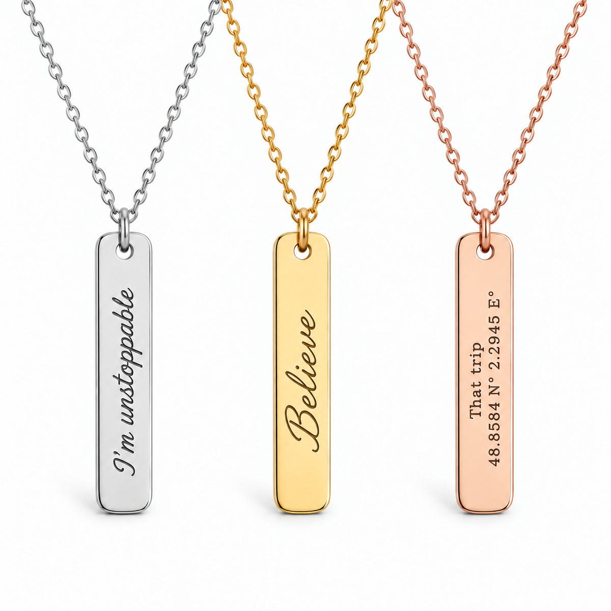 Collar Oslo plateado I'm unstoppable, dorado Believe y oro rosa That trip con coordenadas, fondo blanco