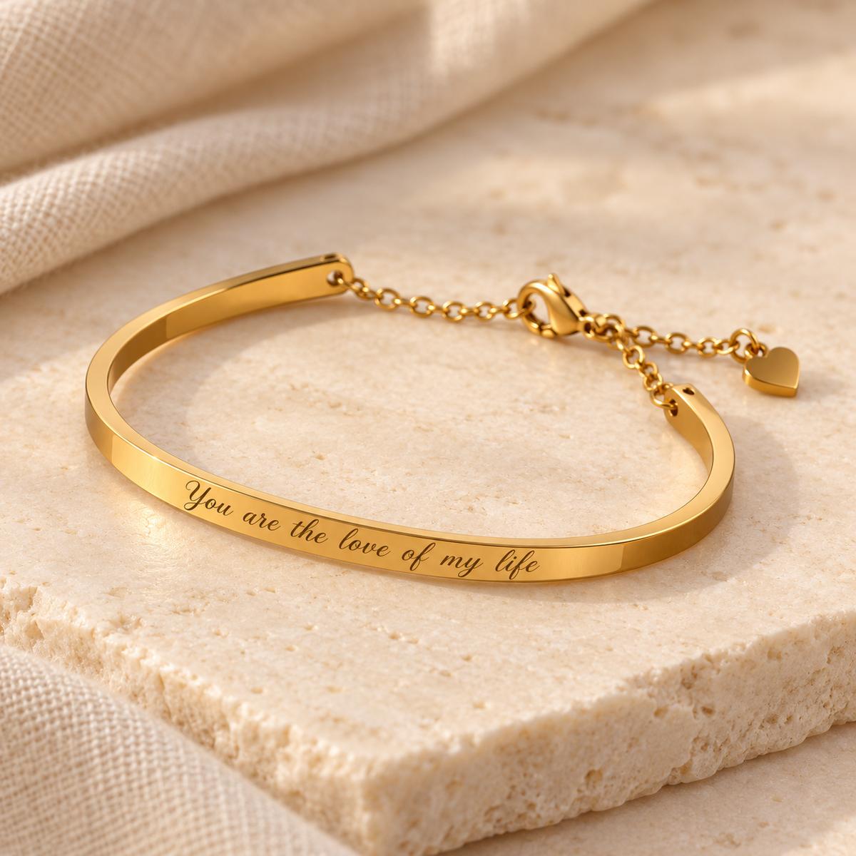 Pulsera Capri dorada con frase You are the love of my life en cursiva