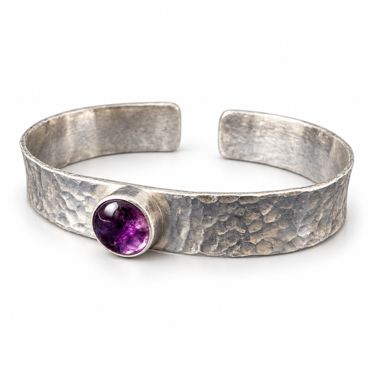 Pulsera Ceilán martillada con piedra morada sobre fondo blanco de estudio