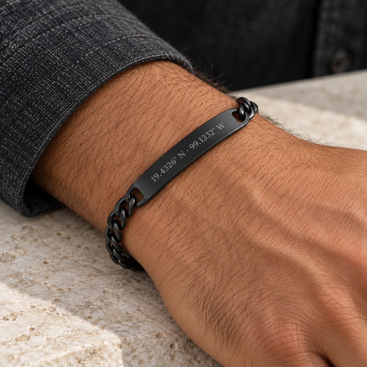 Pulsera Santorini negra mate con coordenadas en muñeca